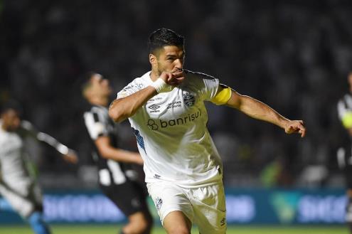 الأول منذ كلاسيكو الخماسية.. سواريز يسجل "هاتريك" في 19 دقيقة مع جريميو (فيديو)